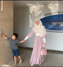 Ingin tahu seperti apa style fashion hijab ala larissa chou? Larissa Chou Home Facebook