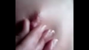Acariciando mis pequeños pechos - XNXX.COM