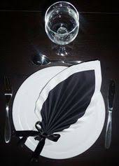 Image intitulée pliage d'une serviette en tissu étape. Pliage De Serviette De Table En Forme De Feuille De Palmier Plier Une Serviette En Pa Plier Des Serviettes En Papier Pliage Serviette Pliage Serviette Feuille