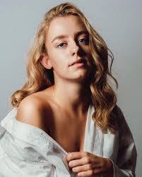 Laura Lutgen's Instagram, Twitter & Facebook