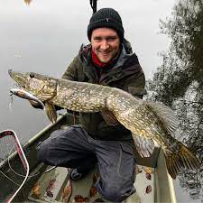 Men så fort den blivit tillräckligt stor övergår den till fiskdiet. Hostfiske Efter Gadda Rapala Proguide Sverige