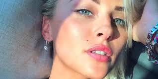 Explore tweets of kelly vedovelli @kelly_vedovelli on twitter. Kelly Vedovelli Tpmp Ravissante Elle Pose Devant La Tour Eiffel Photo Mce Tv