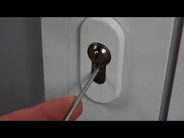 L'anta è fissata con due cerniere dorate e avevo pensato di agire con uno scalpello fine da qui. Aprire Porta Senza Chiavi Metodo Estremo Per Non Chiamare Il Fabbro Semplice Youtube