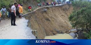 Mutiara bunda express , hp : Trans Papua Surabaya Jalan Trans Papua Diambil Oleh Siti Hudaiyah Mahasiswa Papua Yang Sedang Berkumpul Di Asrama Kamasan Surabaya Dikepung Oleh Beberapa Aparat Wilhelmina Cofer