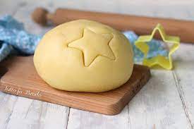 Stendere la pasta tra due fogli di carta forno, girandola più volte in modo da ottenere una forma rettangolare o rotonda dello spessore di circa 4 mm. Pasta Frolla Senza Glutine Ricetta Facile Perfetta Tutto Fa Brodo In Cucina