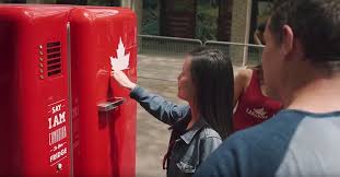 Pour Ouvrir Ce Gros Frigo Les Passants Vont Devoir S Aider De Leurs Differences Une Experience En Or Marque De Biere Biere Canadienne Fierte