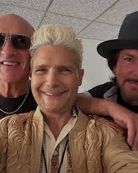 Corey got a chance to meet the rock legend Eddie Vedder from Pearl Jam and  Simon Townshend who is the younger Brother of the Who's guitarist Pete  Townshend. #teamfeldman #coreyfeldman #eddievedder #pearljam #