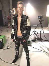 Před půlrokem obnovili vztah a před více než měsícem spolu zpěvák vojta drahokoupil (24) a miss kristýna kubíčková (22) poprvé vyrazili na akci. Drama Na Muzikalu Tri Musketyri Znamy Zpevak Skoncil V Nemocnici Blesk Cz