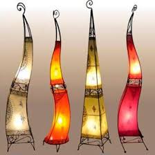 marokkaanse lampen staand lanternes en cuir colore dessins au henne fait a la main leather made and han marokkaanse lamp marokkaanse lantaarns mozaiektafel