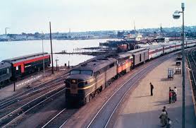 At New London Conn An Eastbound Pa 1 0777 And A Cpa24 5 Are Approaching The Platform Stop With A Baggage Two Vintage Train Train Tracks Railroad Pictures