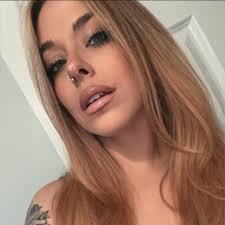 Dee Tobin's Instagram, Twitter & Facebook