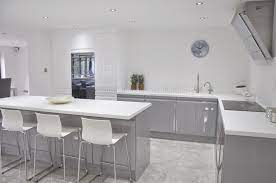 Only been here a few months but it seems pretty easy to look after. Viseu Handleless Grey White High Gloss Kitchen With Smeg Appliances Cuisine Moderne Grise Cuisine Brillante Blanche Deco Cuisine Grise