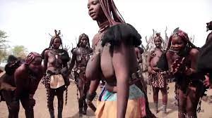 アフリカのヒンバ族の女性が踊って垂れ下がったおっぱいを揺らす | xHamster
