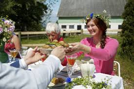 Juni spielt deshalb eine wichtige rolle, weil er als der richtige mittsommertag (johannistag) gilt. Midsommar Das Fest Fur Alle Schweden Schwedenhappen Ch