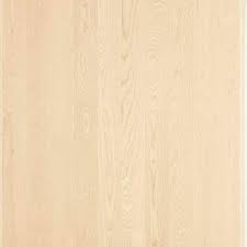 Muitas vezes curvada e torcida, a árvore de pé sugere a extraordinária flexibilidade da madeira. Freixo Linen White Plank 1 Strip Shade Madeira