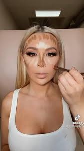 En la gama del marron, negro y dorado.