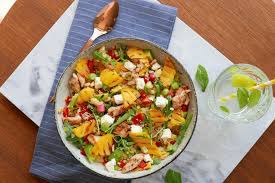 Breng op smaak met een beetje zout en versgemalen peper. Couscoussalade Met Gegrilde Mango Kip Avocado Munt Feta Dietistenpraktijk Vivi La Vita