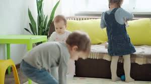 Están en el piso inferior. Infancia Concepto Familiar Tres Hermanos Ninos Se Divierten En El Interior Del Hogar Lindos Ninos Pequenos