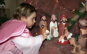 Diversos materiales para dibujar o representar, en una pared del salón, un árbol de navidad. Como Celebrar La Navidad En Familia El Pueblo Catolico