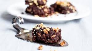 Ein Brownie Auf Einem Tortenheber Liegt Auf Dem Tisch Rezepte Lebensmittel Essen Essen