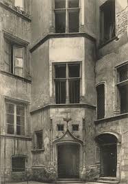 L Ancien Hotel De Gadagne Qui Cherche A Rappeler La Memoire Du Lieu Au 16e Siecle La Grille A Gauche Si Caracteristique Est En 2020 Xvie Siecle Les Oeuvres Ancien