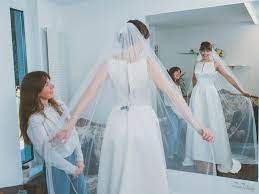 Die braut selbst zahlt für die blumen und geschenke ihrer trauzeuginnen oder brautjungfern, den ring des bräutigams und ihr geschenk für ihn. Perfektion Aus Zweiter Hand