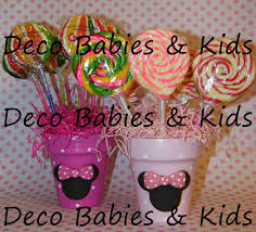 Cajas y bases para dar al menos 5 alturas distintas que hagan que los dulces se luzcan. Deco Babies Kids Centros De Mesa Dulces Con Chupetines Y Siluetas De Minnie