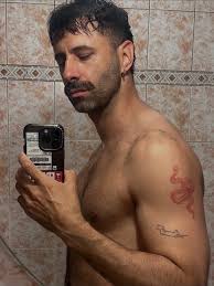 Para ser un new talent hacen falta las dos efes. Fe y Fotos. En una foto a  veces está toda una película. Blanco y negro, luz dura."