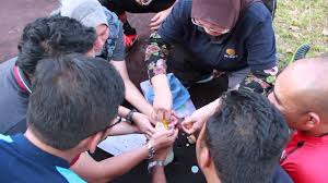 They encourage children to find ways to work with each other to achieve a common goal. Aktiviti Outdoor Cikgu Shril Youtube