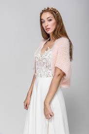 Diese liste von kleidungsstücken führt arten und formen von gegenständen auf, die in verschiedenen kulturen als teil der kleidung dienen oder dienten. Kurzes Brautjackchen Strickjacke Brautbolero In Rosa Hold Me Now Mini Brautjacke Brautbolero Braut