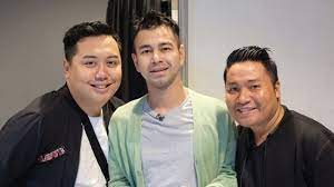 Suami nagita slavina ini disibukan dengan berbagai kegiatan syuting. Sadili Alias Merry Mantan Tukang Sate Yang Jadi Asisten Raffi Ahmad Kumparan Com