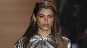 Here are 30 trans celebs that you need to know. Victoria S Secret Holt Transgender Model Stil Sz De