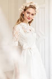 Das muster zeigt meist ein rose mit knospen und blüten, kombiniert mit komplizierten schnörkeln. Hochzeit In Tracht Der Perfekte Look Fur Brautpaar Und Gaste