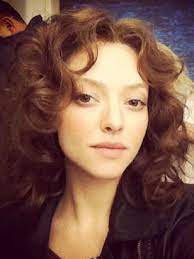 Celebrities style hair amanda seyfried thomas sadoski long hair styles beauty amanda hair styles. Amanda Seyfried Dabbles With The Dark Side Elle Uk