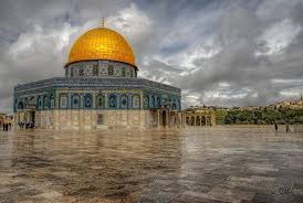 الأجواء الماطرة في المسجد الأقصى المبارك اليوم يظهر في الصورة مسجد قبة الصخرة المشرفة Masjid Taj Mahal Landmarks