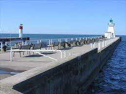 Port dover is a community of about 6,200 people (2016) in norfolk county. Port Dover West Pier Lighthouse Coastal Lighthouses On Waymarking Com