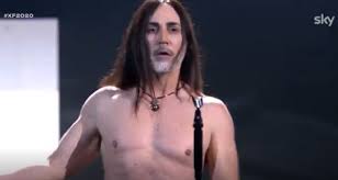 He is an actor, known for ravanello pallido (2001), lo sguardo di ofelia (2006) and spreca una vita (2013). Manuel Agnelli A Torso Nudo A X Factor Ovvero Della Percezione Del Rock In Italia