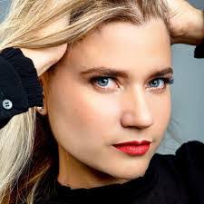 Diana Maines's Instagram, Twitter & Facebook