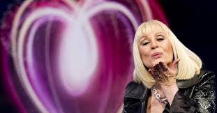 La pop star italiana che ha insegnato all'europa la gioia del sesso, il titolo del lungo ma, aggiungeva, la carrà le ha superate tutte. Tobcayy2ojz1tm