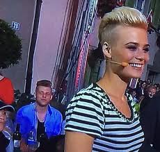 Miss suisse 2013 avait annoncé sur les réseaux sociaux en novembre 2020 se séparer de sa compagne tamy. Christian Zeugin On Twitter Man Beachte Dieselbe Frisur Von Dominique Rinderknecht Und Publikum Donnschtigjass Http T Co Qe7wmj3vwm