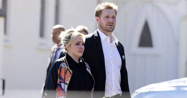 Hayden Panettiere's ex Brian Hickerson pawned her belongings before her  death, mom says https://trib.al/MMlFkrX