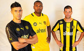 Peñarol tuvo patrocinadores en la camiseta ya por el año 1955, cuando obdulio varela se negó a vestirlos: Camisetas Puma De Penarol 2013 Todo Sobre Camisetas