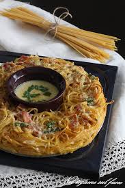 La frittata di pasta al forno è un primo piatto o un piatto unico, semplice e a basso costo. Frittata Di Pasta Al Forno Ricetta Alla Carbonara Con Fonduta