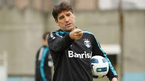 Renato gaúcho ancien joueur de brésil ailier droit récemment à {nom complet du club}* 9 sept. Renato Cumpre Promessa E Vai Escalar Gremio Reserva Contra O Atletico Pr