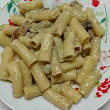 Un piatto primaverile e dal colore verde intenso, buonissimo servito caldo con scaglie di pecorino e pepe macinato fresco. Pasta Con Crema Di Fave Guanciale E Pecorino Le Ricette Del Sisters Bar