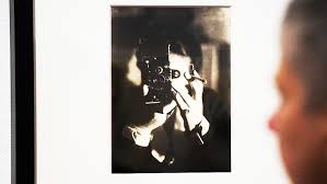 Das foto zeigt ein buntes textilband. Germaine Krull Die Fotografie Ist Ein Schoner Beruf Land Und Leute Bayern 2 Radio Br De