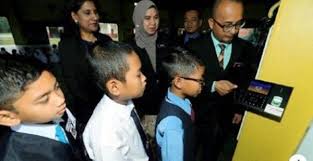 Mesin inilah yang menjadi saksi kehadiran pekerja setiap hari. Guna Sistem Pengimbas Wajah Rekod Kehadiran Pelajar Guru