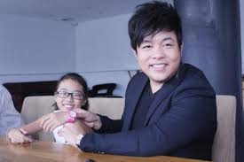 Kết hợp cùng cô trong mv này có rapper sinike (chủ nhân bản hit cô thắm không về) và diễn viên kiêm nghệ sĩ lô tô su su gia huy. Quang Le Sau Mai Thien Van La PhÆ°Æ¡ng Má»¹ Chi