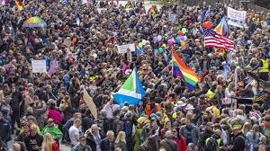 Eine demo durch die stuttgarter innenstadt hat am samstagmittag die polizei beschäftigt. Jvz6d7mzi4votm