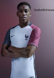 Fifa world cup 2018 winners kylian mbappé, raphaël varane and samuel umtiti unveiled the france centenary nike kit on sunday. New France Euro 2016 Jerseys French 16 17 Kits By Nike Home Away Football Kit News